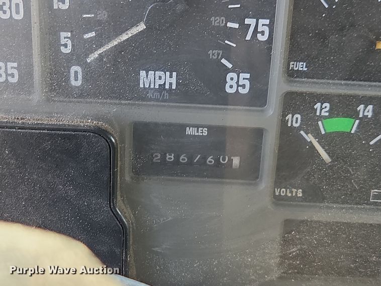 image for item DX1609 1999 International 8100 fertilizer delivery truck