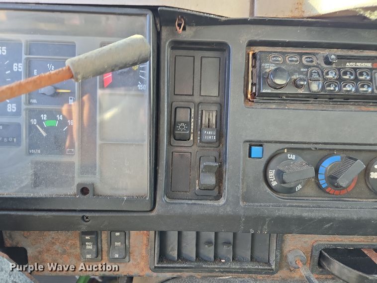 image for item DX1609 1999 International 8100 fertilizer delivery truck