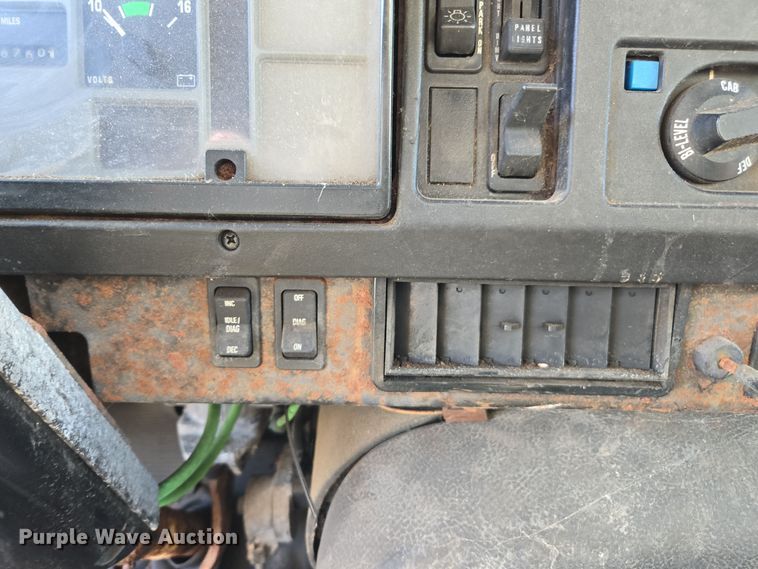 image for item DX1609 1999 International 8100 fertilizer delivery truck