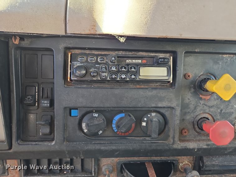 image for item DX1609 1999 International 8100 fertilizer delivery truck