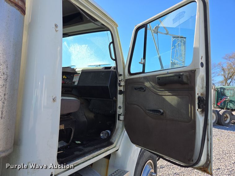 image for item DX1609 1999 International 8100 fertilizer delivery truck