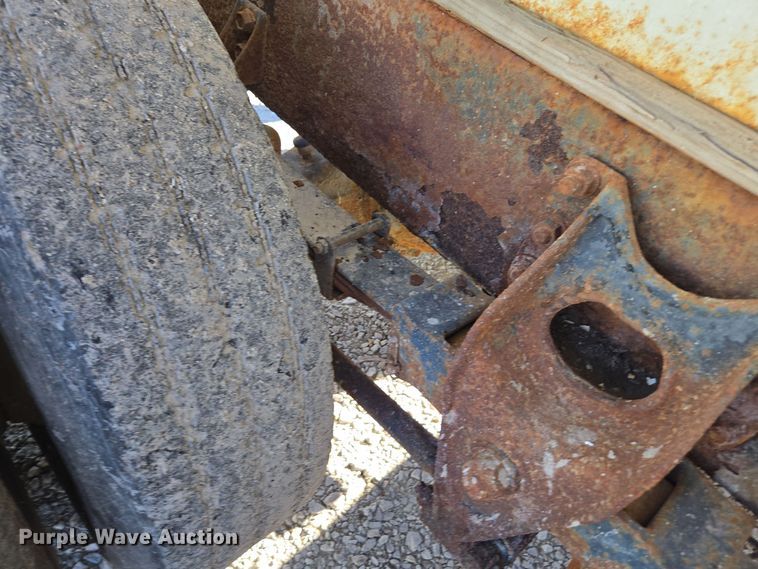 image for item DX1609 1999 International 8100 fertilizer delivery truck