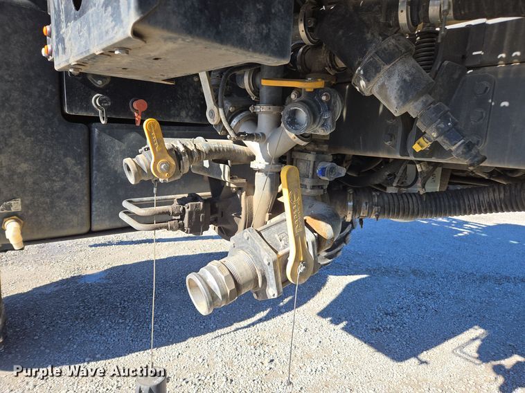 image for item DX1610 2012 AGCO Rogator RG1300  sprayer