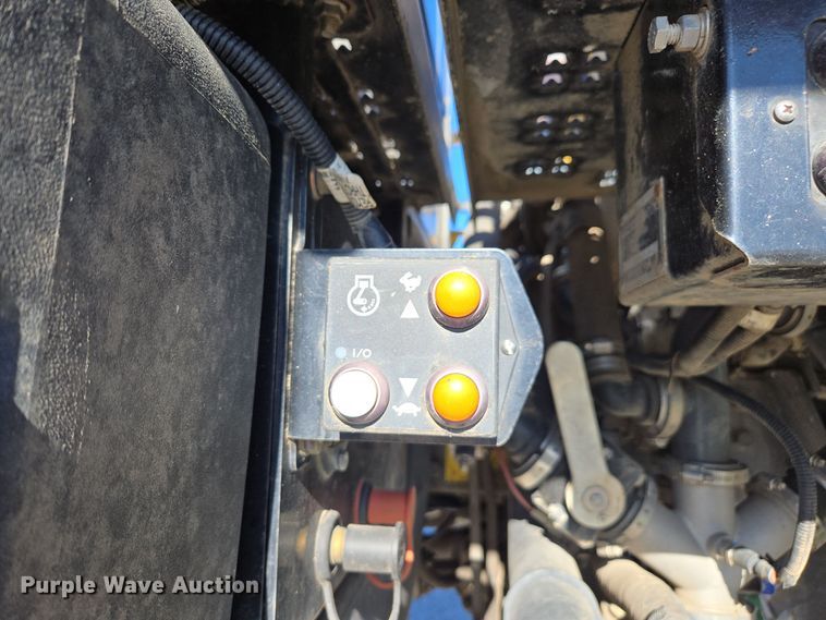 image for item DX1610 2012 AGCO Rogator RG1300  sprayer