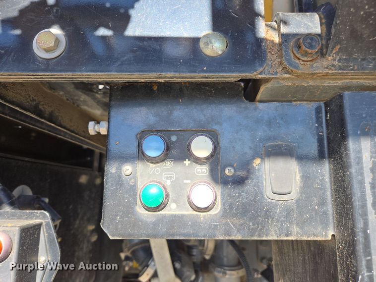 image for item DX1610 2012 AGCO Rogator RG1300  sprayer