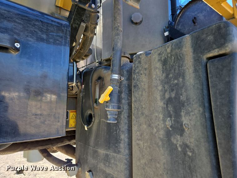 image for item DX1610 2012 AGCO Rogator RG1300  sprayer