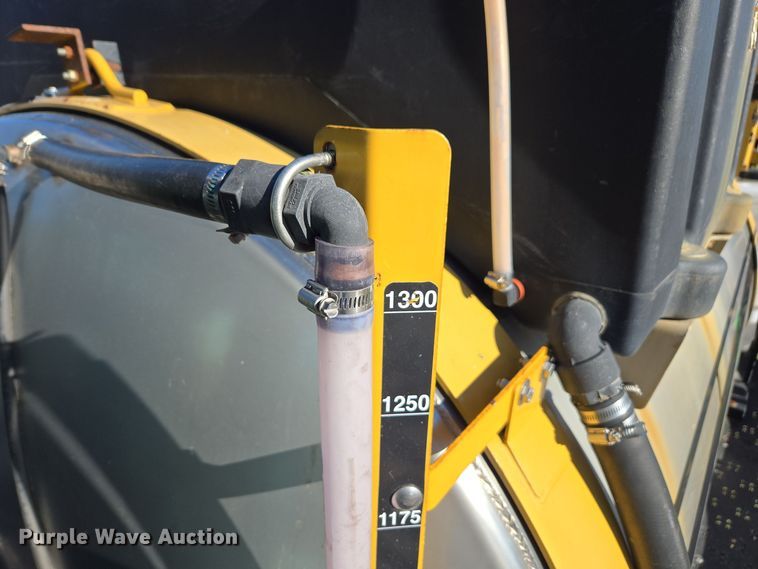 image for item DX1610 2012 AGCO Rogator RG1300  sprayer