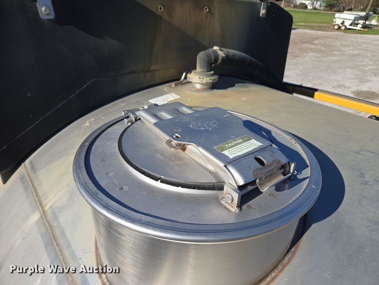 image for item DX1610 2012 AGCO Rogator RG1300  sprayer