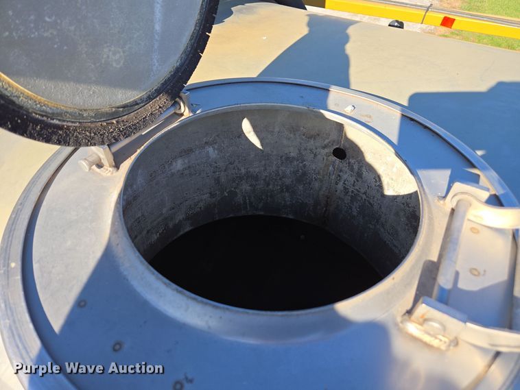 image for item DX1610 2012 AGCO Rogator RG1300  sprayer