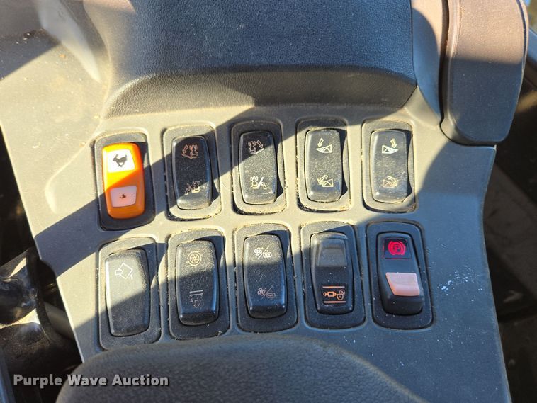 image for item DX1610 2012 AGCO Rogator RG1300  sprayer