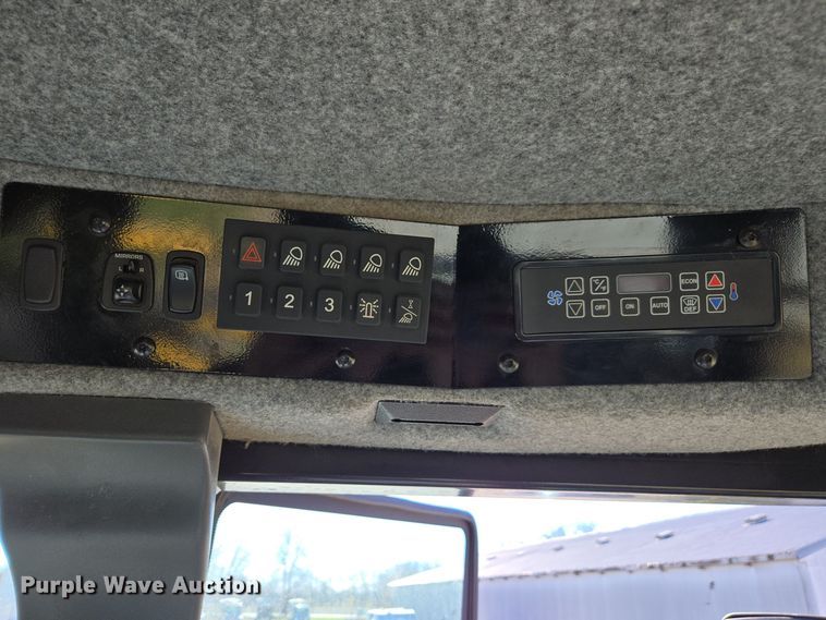 image for item DX1610 2012 AGCO Rogator RG1300  sprayer