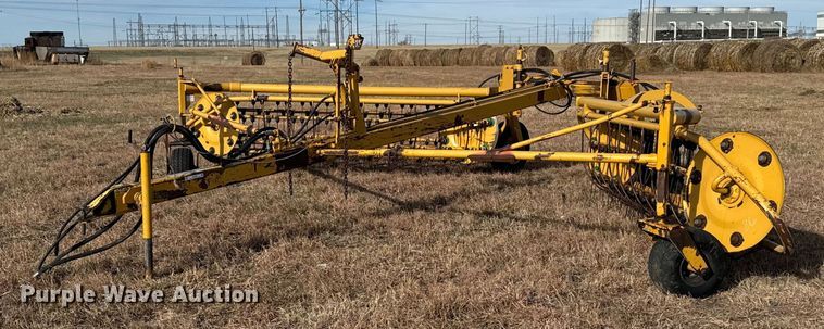 image for item DX3827 2015 Vermeer R23 hay rake