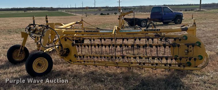 image for item DX3827 2015 Vermeer R23 hay rake