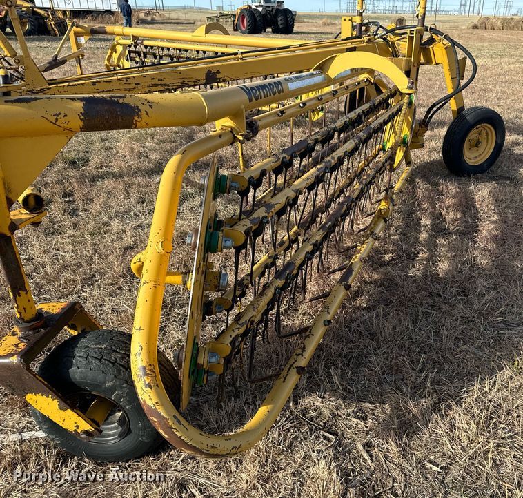 image for item DX3827 2015 Vermeer R23 hay rake