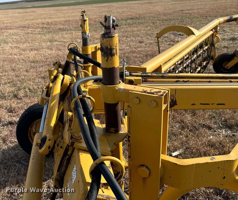 image for item DX3827 2015 Vermeer R23 hay rake