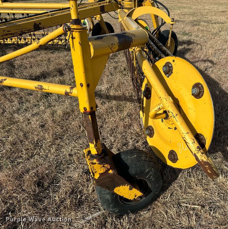 image for item DX3827 2015 Vermeer R23 hay rake