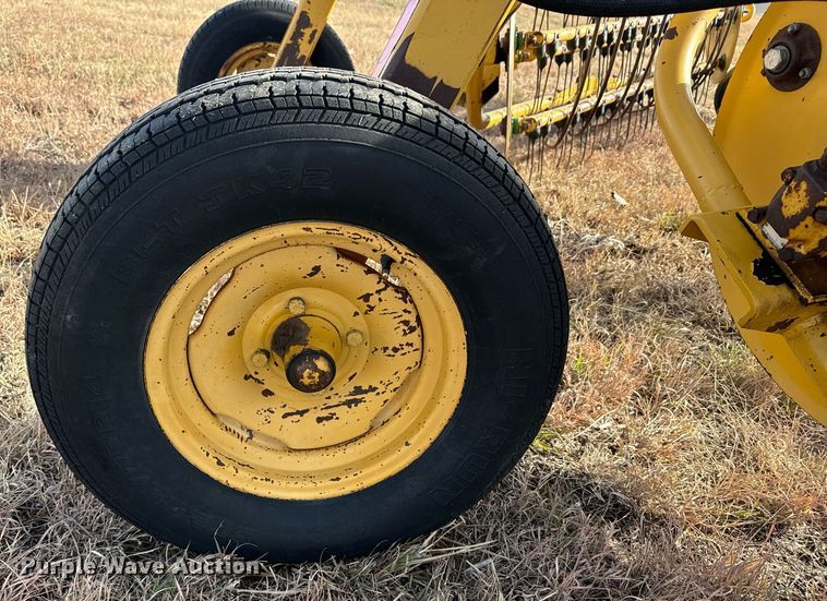 image for item DX3827 2015 Vermeer R23 hay rake