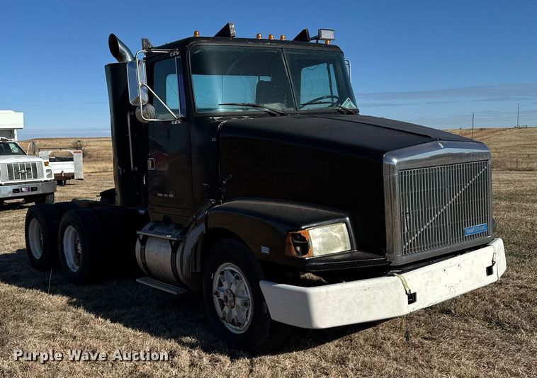 image for item DX3900 1989 White GMC semi truck