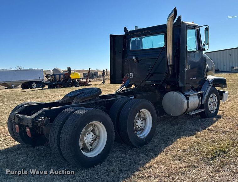 image for item DX3900 1989 White GMC semi truck