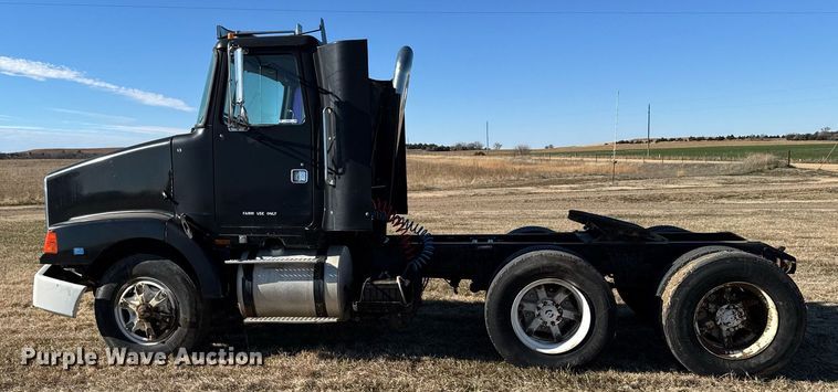 image for item DX3900 1989 White GMC semi truck