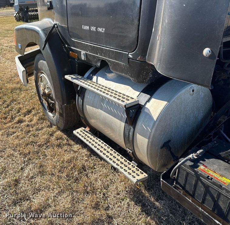image for item DX3900 1989 White GMC semi truck