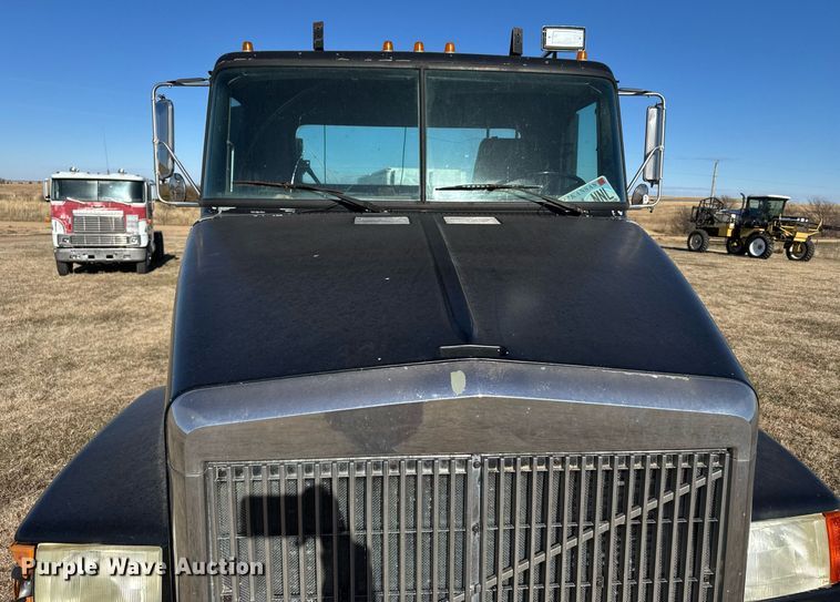 image for item DX3900 1989 White GMC semi truck