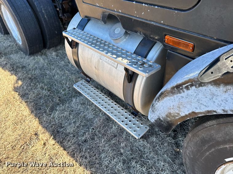 image for item DX3900 1989 White GMC semi truck