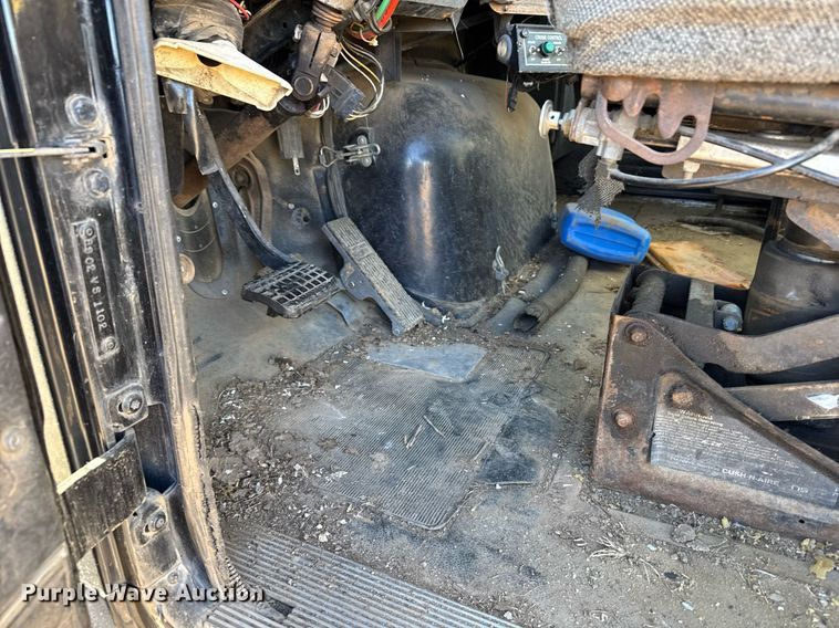 image for item DX3900 1989 White GMC semi truck