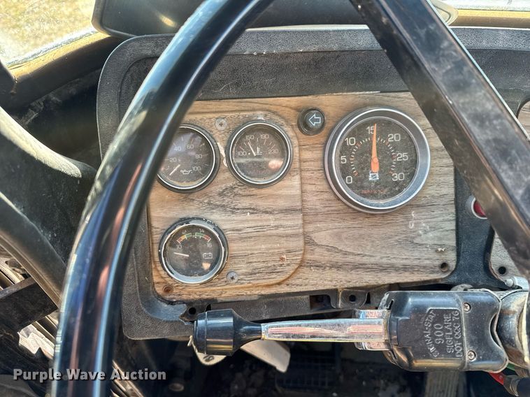 image for item DX3900 1989 White GMC semi truck