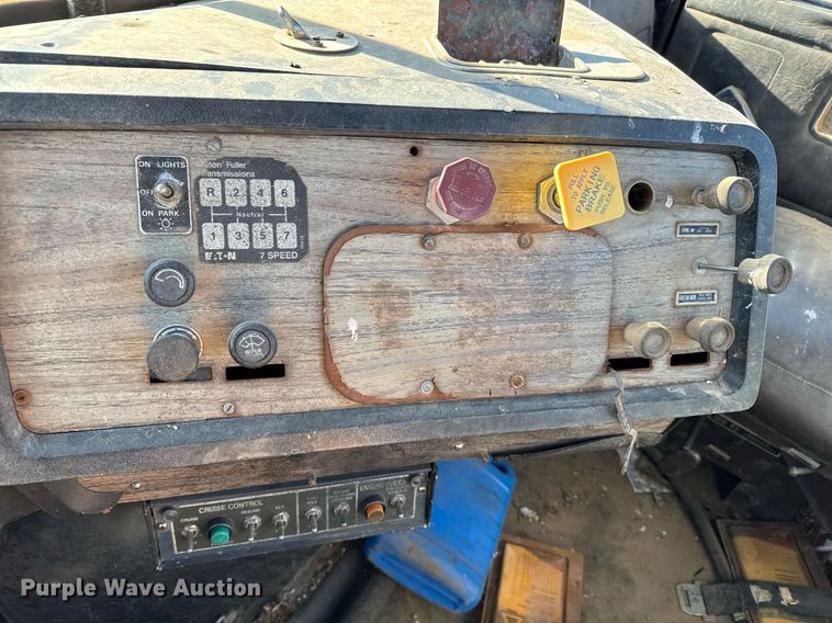 image for item DX3900 1989 White GMC semi truck