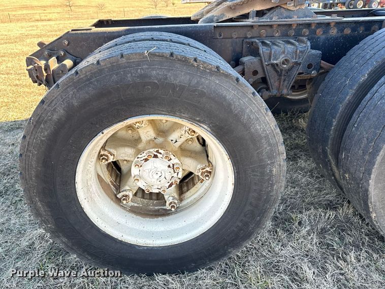image for item DX3900 1989 White GMC semi truck