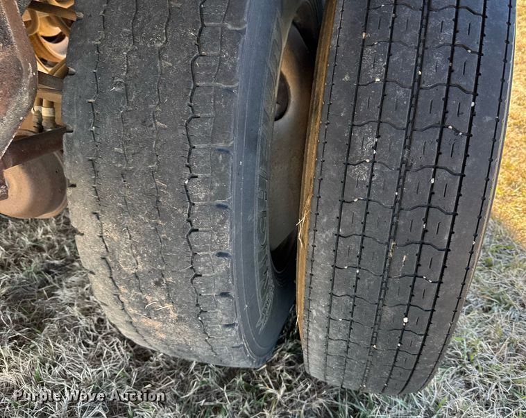 image for item DX3901 1992 Wilson DWH-200 grain trailer