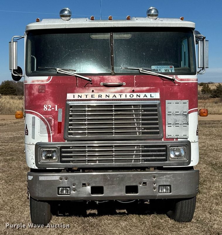 image for item DX3903 1982 International COF 9670 semi truck