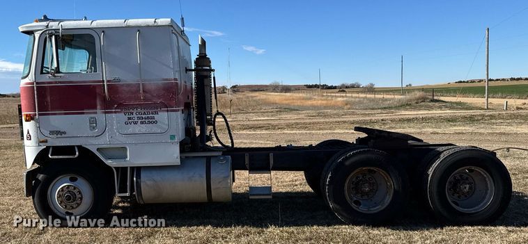 image for item DX3903 1982 International COF 9670 semi truck