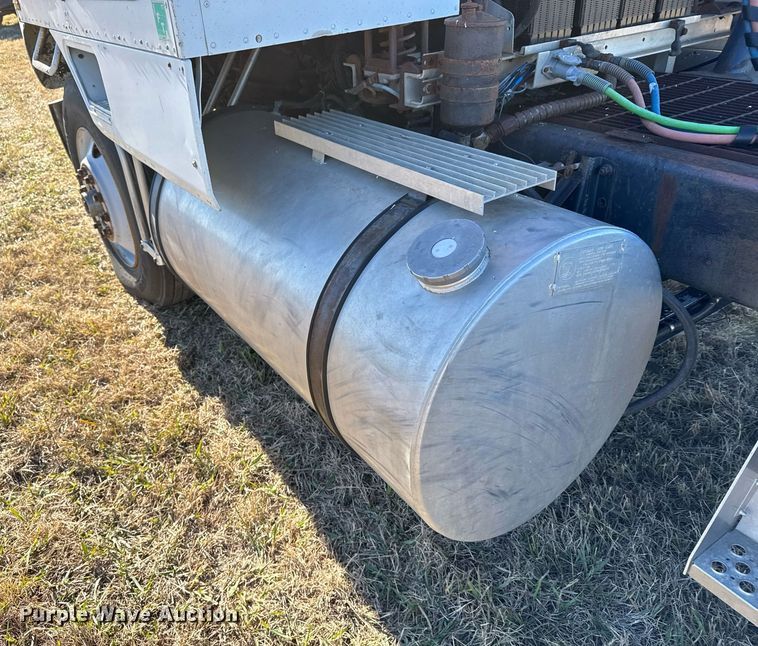 image for item DX3903 1982 International COF 9670 semi truck