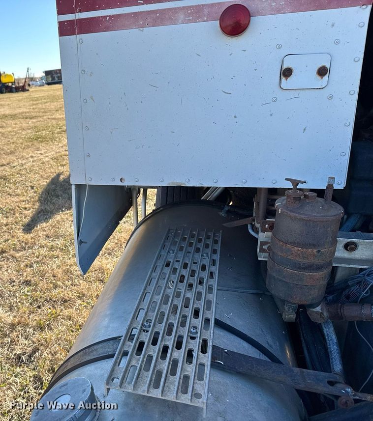 image for item DX3903 1982 International COF 9670 semi truck