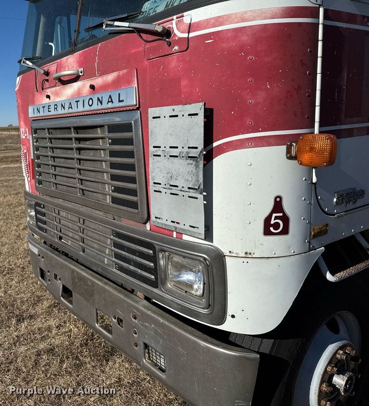 image for item DX3903 1982 International COF 9670 semi truck