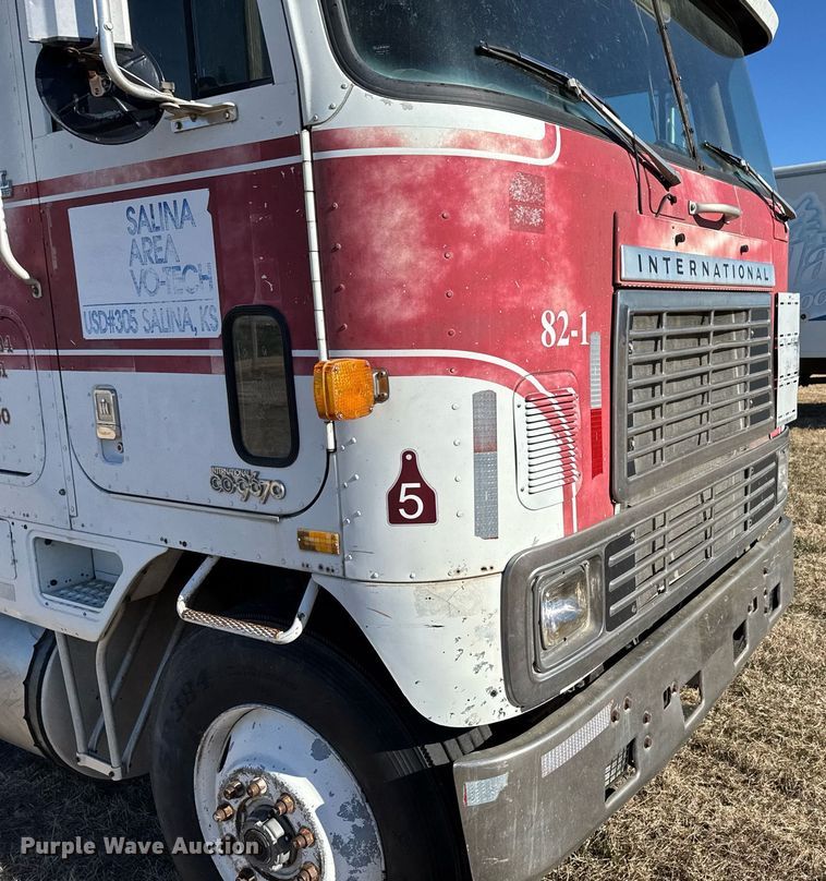 image for item DX3903 1982 International COF 9670 semi truck