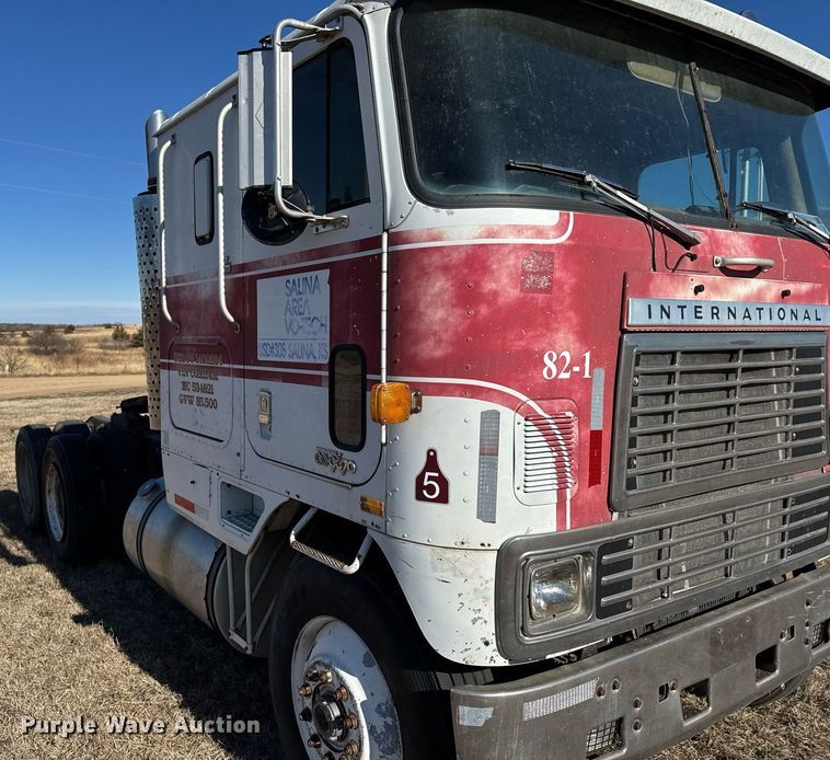 image for item DX3903 1982 International COF 9670 semi truck