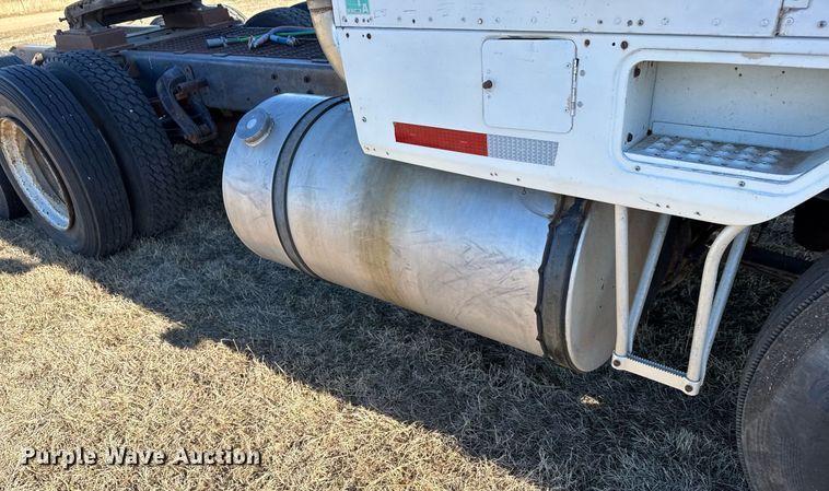 image for item DX3903 1982 International COF 9670 semi truck