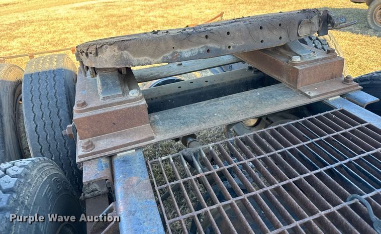 image for item DX3903 1982 International COF 9670 semi truck