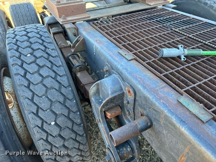 image for item DX3903 1982 International COF 9670 semi truck