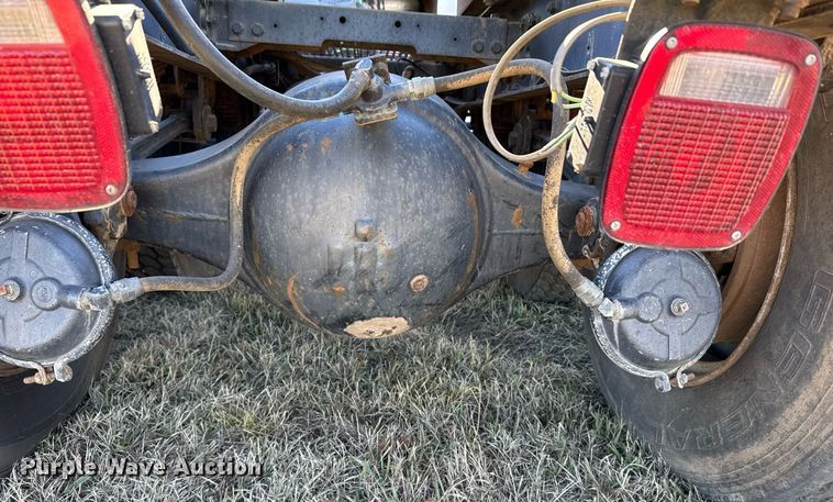 image for item DX3903 1982 International COF 9670 semi truck