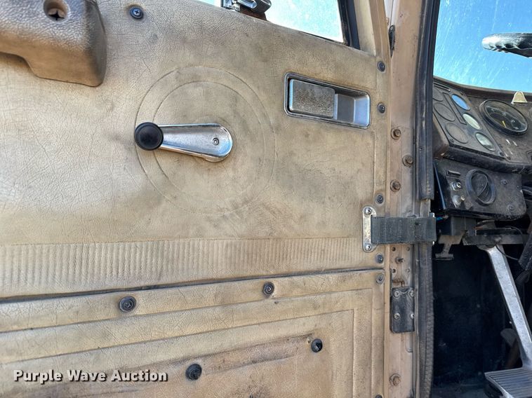 image for item DX3903 1982 International COF 9670 semi truck