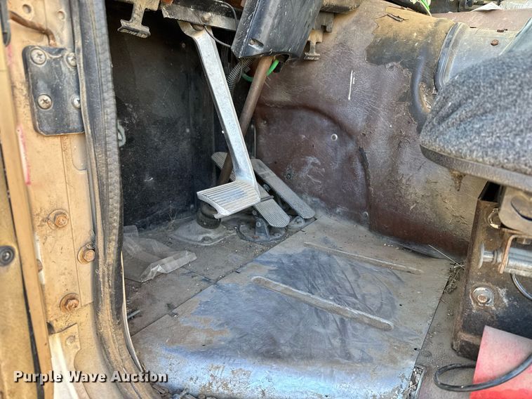 image for item DX3903 1982 International COF 9670 semi truck