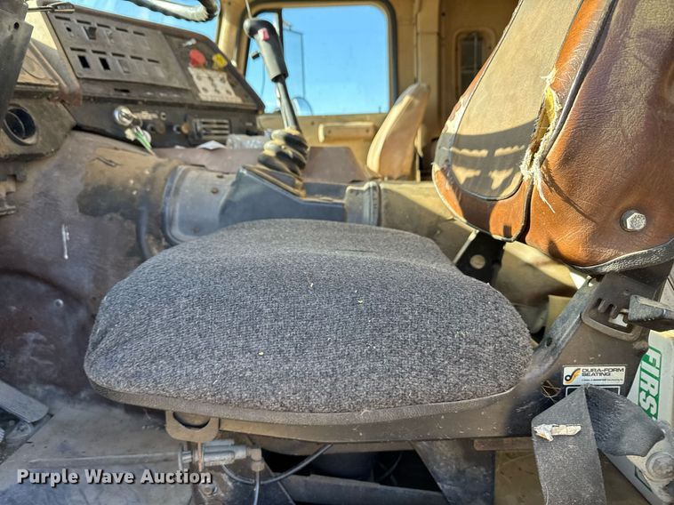 image for item DX3903 1982 International COF 9670 semi truck