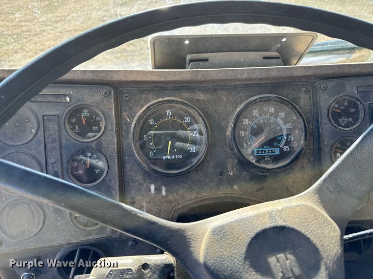 image for item DX3903 1982 International COF 9670 semi truck