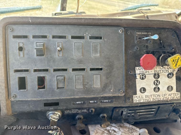 image for item DX3903 1982 International COF 9670 semi truck