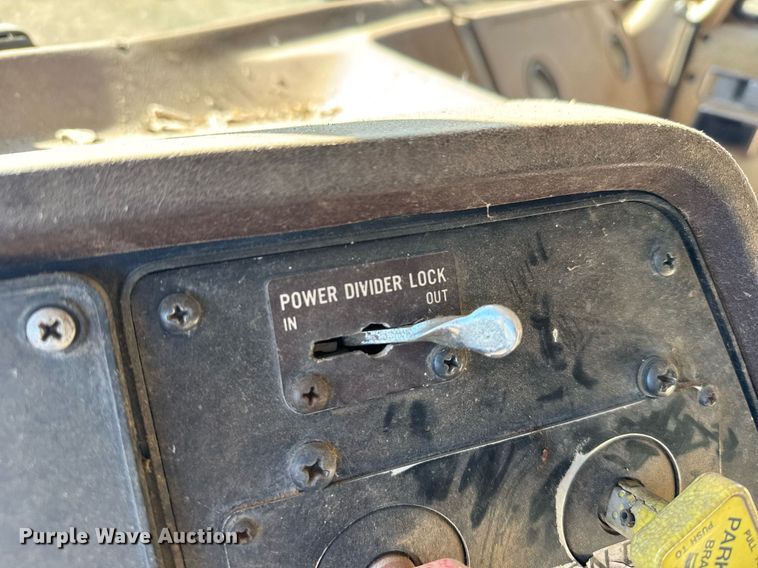 image for item DX3903 1982 International COF 9670 semi truck