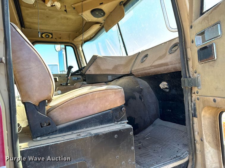 image for item DX3903 1982 International COF 9670 semi truck